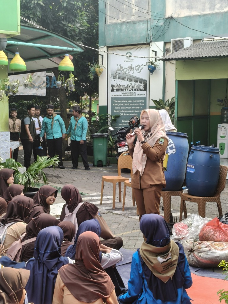 Foto bersama DLH kota Tangerang, kepala madrasah, guru, kader Adiwiyata, dan siswa